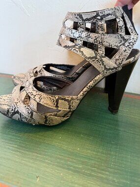 Madeline Strappy Ankle Cone heels Womens 8 Calista Tan Faux Snake Skin Statement